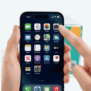Mão segurando smartphone apontando câmera para QR Code