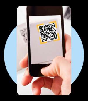 Mão segurando smartphone com QR Code