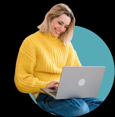 Imagem de mulher sorrindo usando o computador