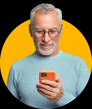 imagem de homem sorrindo segurando o celular e a caixa do remédio Sara