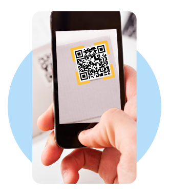 Mão segurando smartphone com QR Code